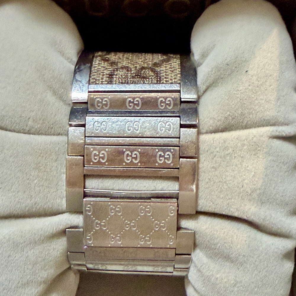 Gucci 112 Wide Twirl Bangle Watch - Picture 2 of 11
